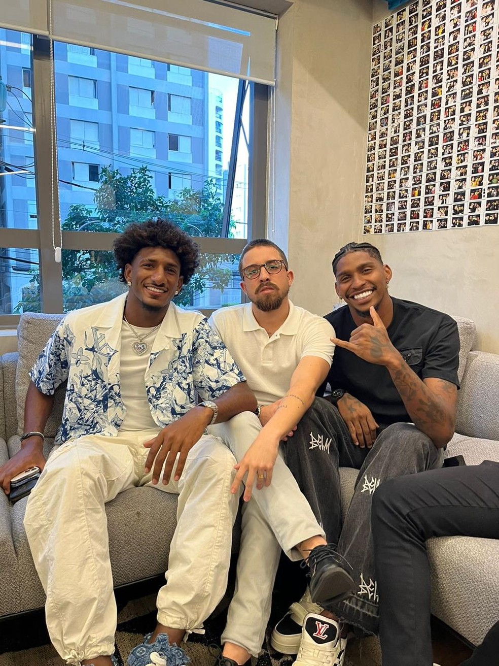 Talles Costa e Hugo Souza posam ao lado de Victor Aguiar — Foto: Arquivo Pessoal