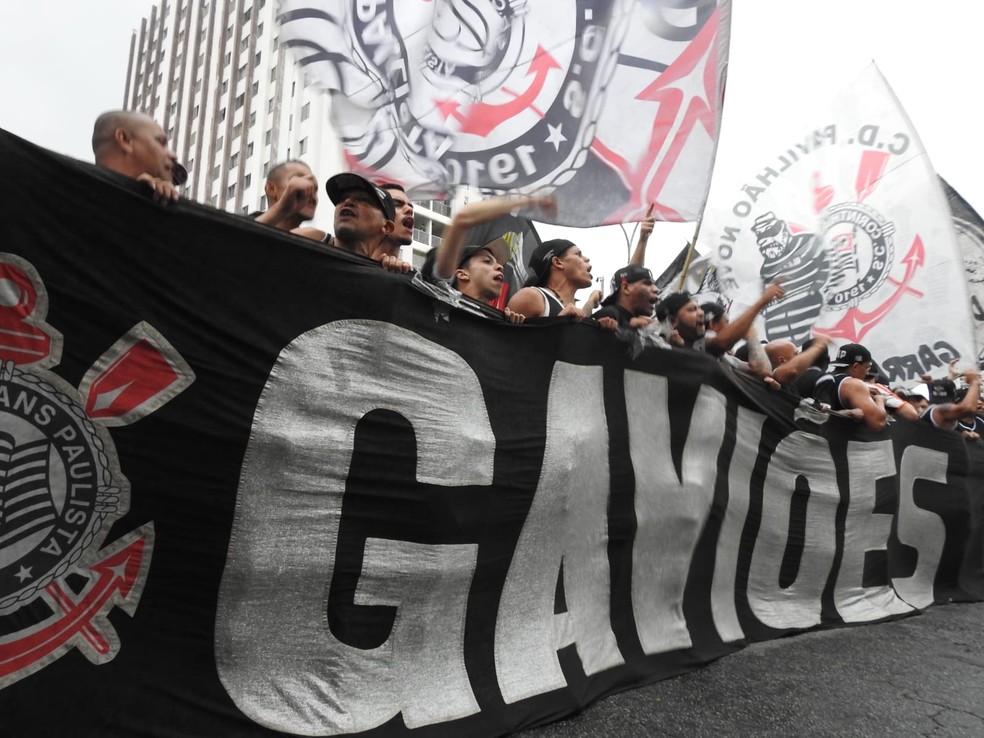 Torcida do Corinthians protesta no Parque São Jorge — Foto: Arthur Sandes