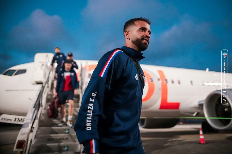 Caio Alexandre em desembarque do Fortaleza no Uruguai — Foto: Mateus Lotif/FEC