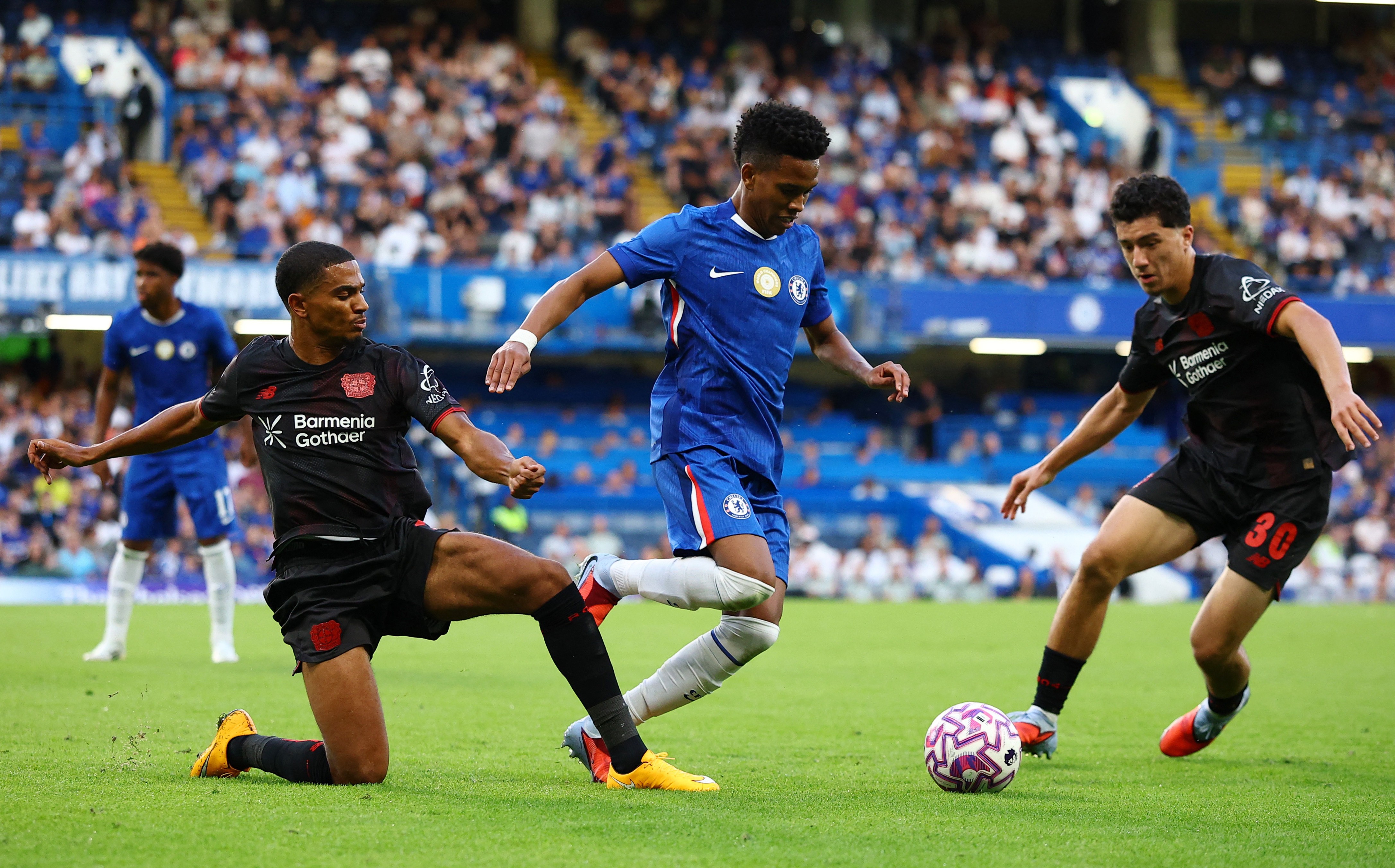 Reforço do Chelsea elogia estreia de Estevão: "Joga Bonito"