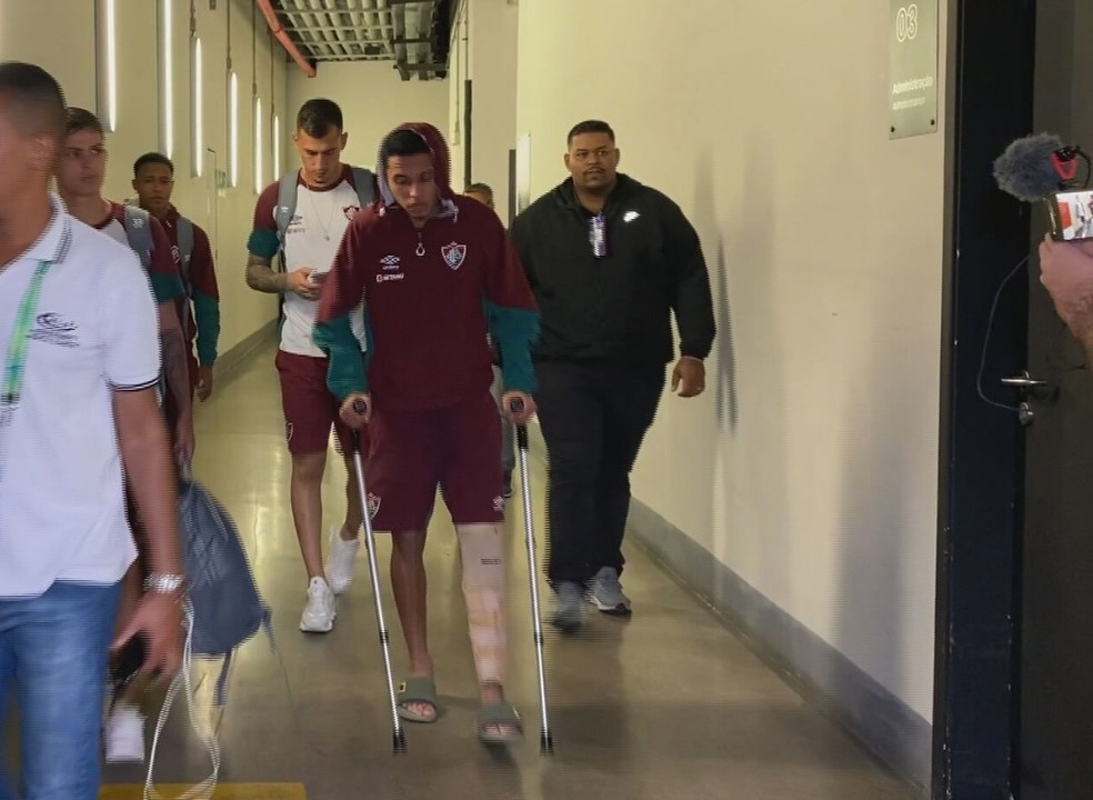 Alexsander, do Fluminense, deixou Mineirão de muletas — Foto: Alice Brum / TV Globo