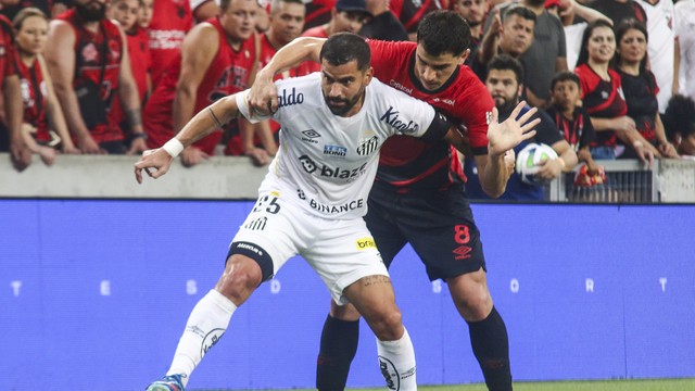 Tomás Rincón e Vitor Bueno em Athletico x Santos