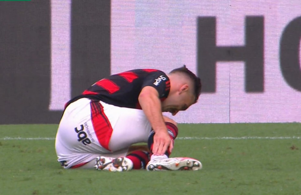 Léo Ortiz sofreu entorse no tornozelo direito do Flamengo em partida contra o Palmeiras.