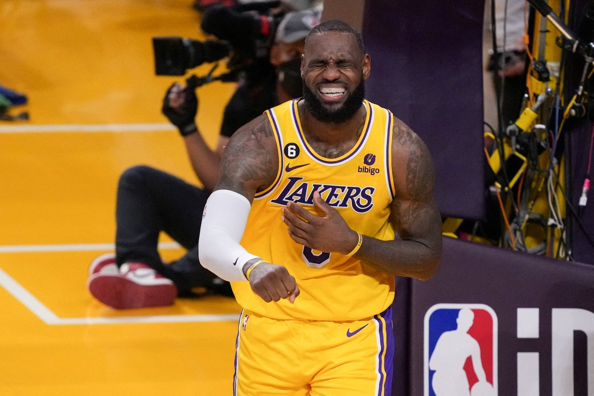 LeBron James segue fora dos Lakers por tempo indeterminado