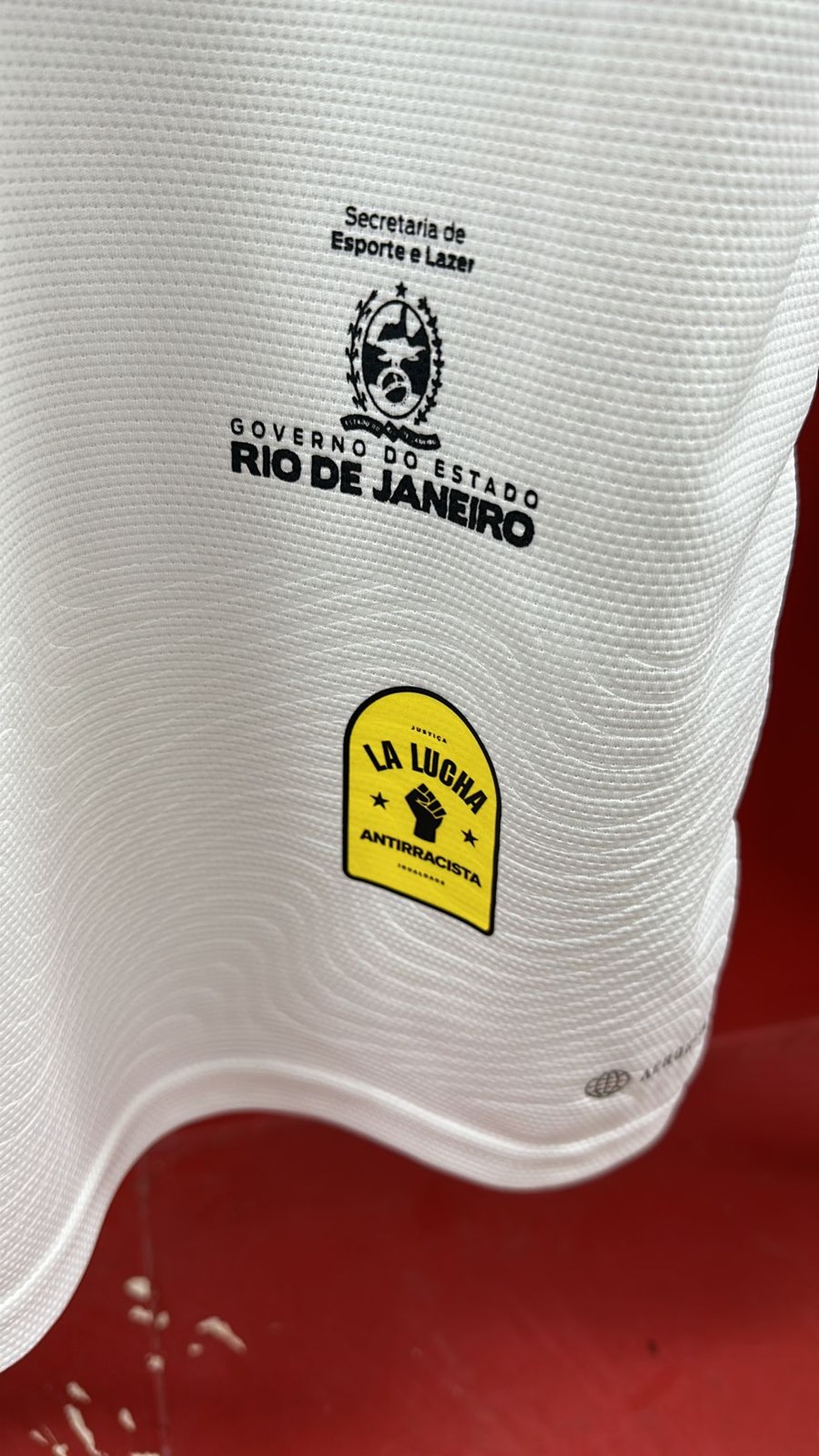 Selo "La Lucha" ser&aacute; exibido nas camisas dos times masculino e feminino do Flamengo &mdash; Foto: Divulga&ccedil;&atilde;o