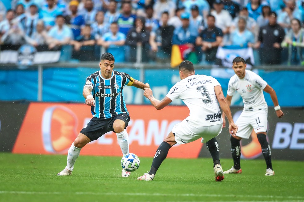Luis Suárez e Lucas Veríssimo, na derrota do Grêmio para o Corinthians — Foto: Lucas Uebel/Grêmio FBPA