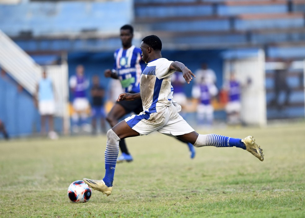 Jorginho dispara em a&ccedil;&atilde;o pelo Itabora&iacute; Profute na s&eacute;rie C do Rio: ele recebeu cumprimento de Lel&ecirc; pelo gol e pela partida &mdash; Foto: Andr&eacute; Dur&atilde;o