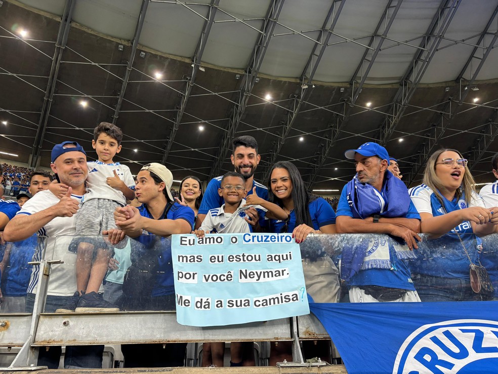 Torcedor mostra cartaz a Neymar — Foto: Gabriel Duarte