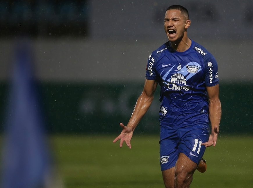 Fortuna de R$ 110 bilhões e sem clube: conheça o jogador mais rico do mundo