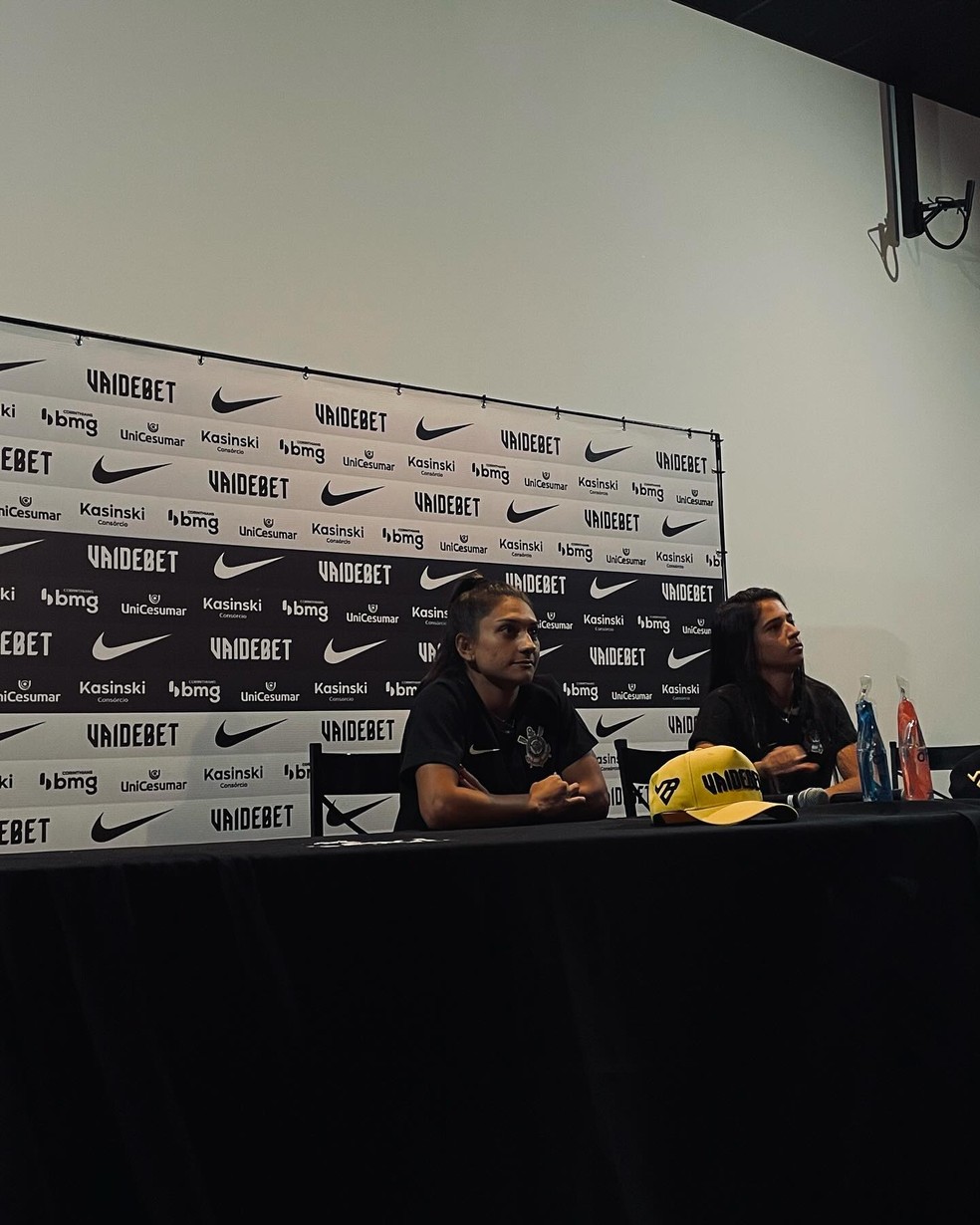 Leticia Santos e Eudimilla foram apresentadas no time feminino do Corinthians — Foto: Divulgação