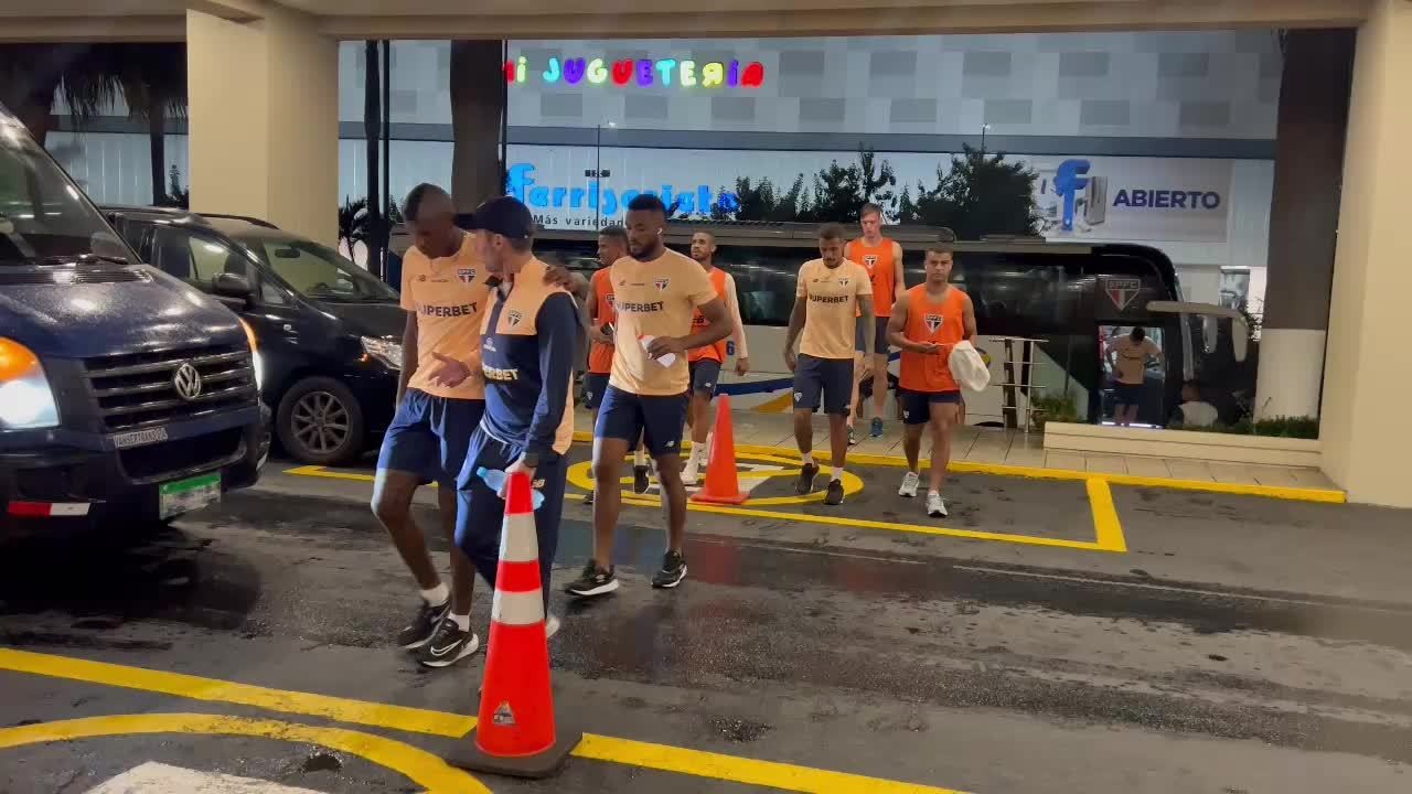 Jogadores do São Paulo retornam do treino em Guayaquil