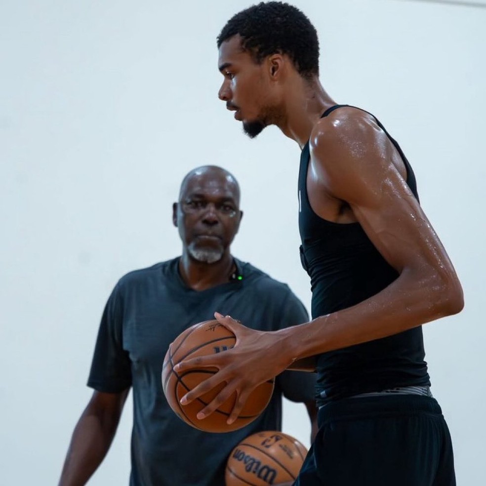 Astro de Hollywood "treina" com jogadores do Miami Heat e mostra talento no basquete; veja