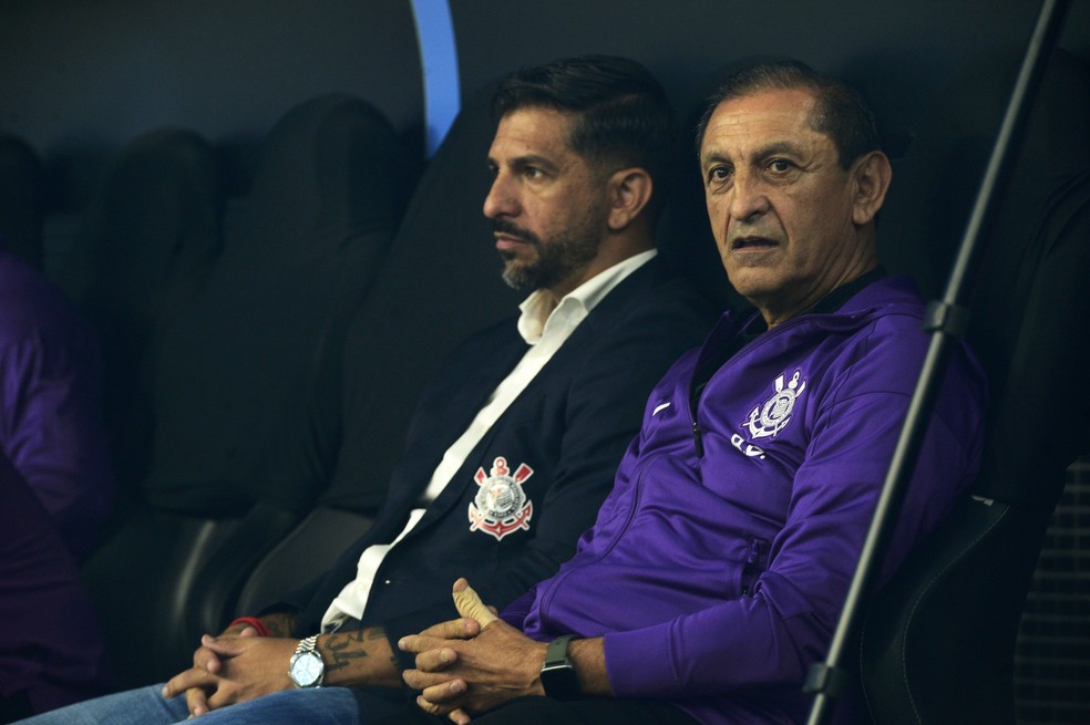 Ram�n e Emiliano D�az em jogo contra o Hurac�n � Foto: Marcos Ribolli