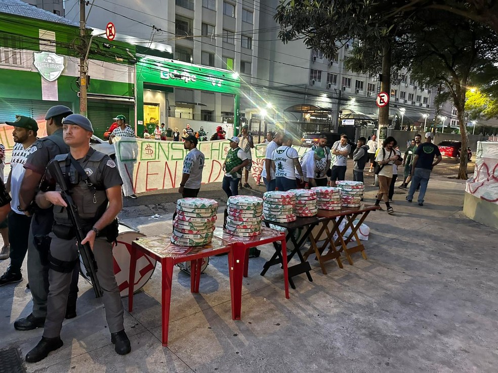 Protesto da torcida do Palmeiras na porta do clube — Foto: Thiago Ferri