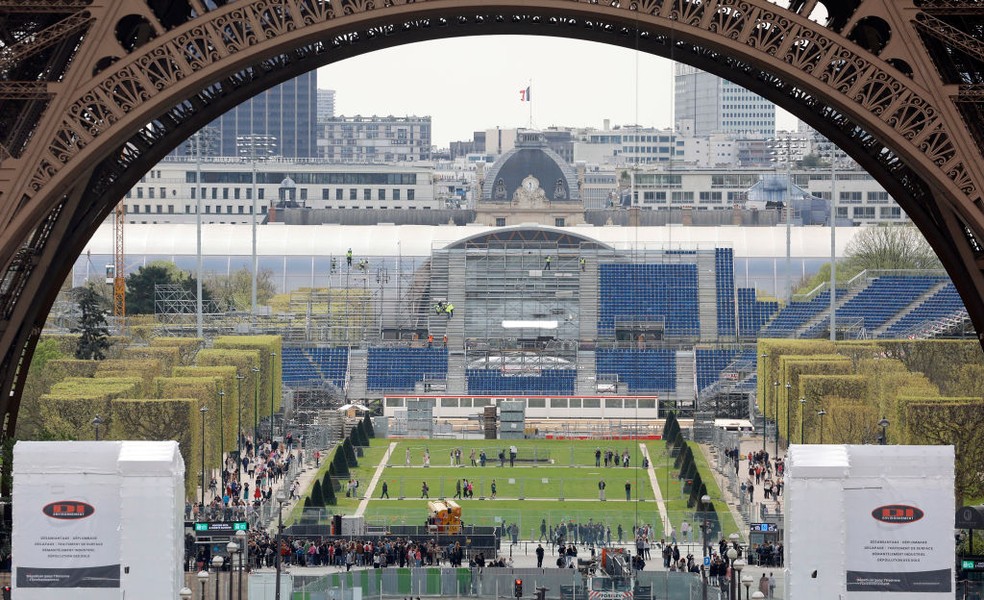 Detalhe das obras por baixo da Torre Eiffel para as Olimpíadas de Paris 2024 — Foto: Chesnot/Getty Images