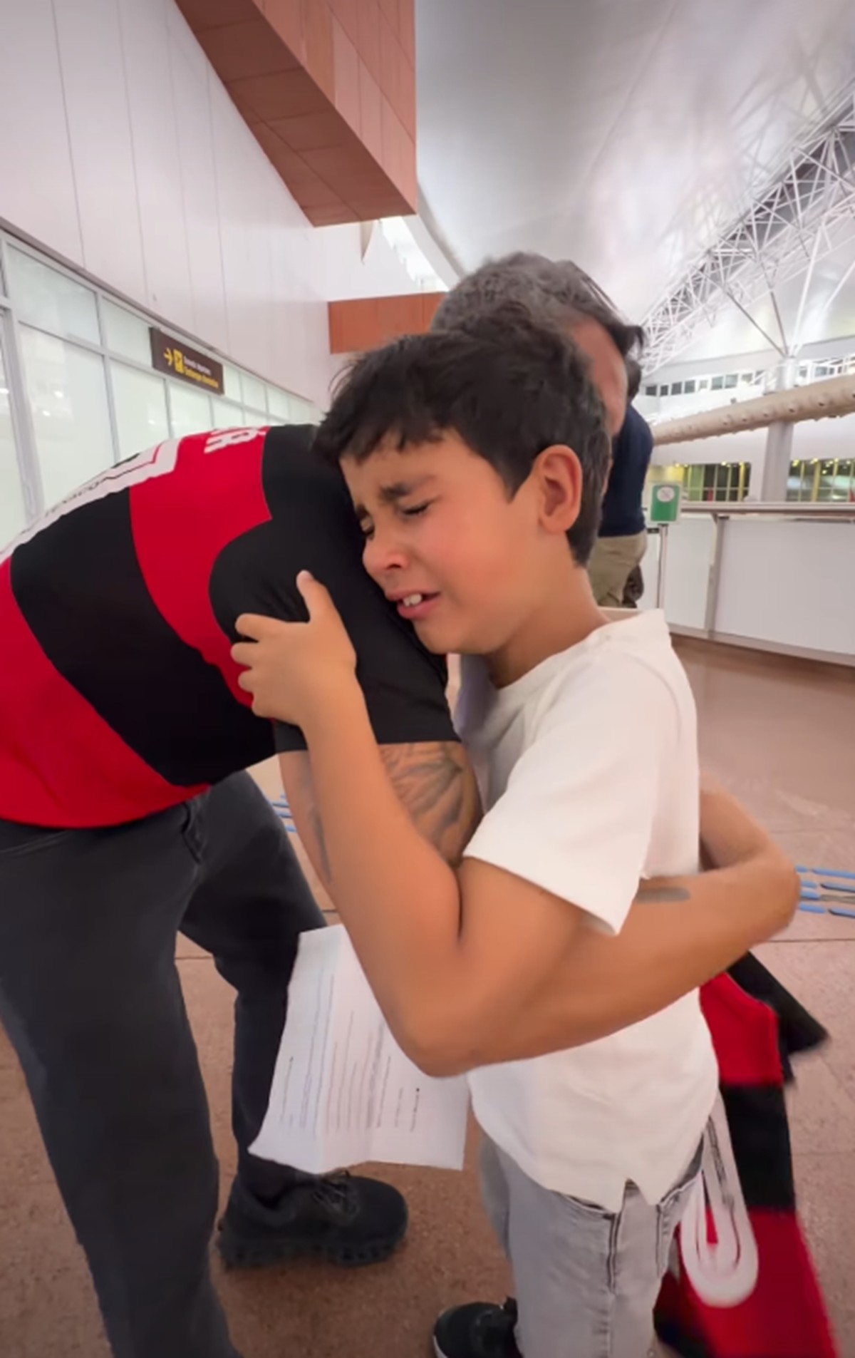 Garoto de Alagoas entra em campo com jogadores do Flamengo no Maracanã