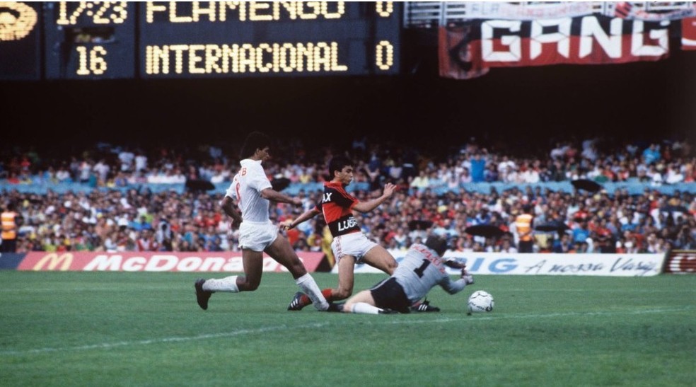 Bebeto marca o gol do Flamengo sobre o Internacional em 1987, aquele que garantiu o tetra do Brasil