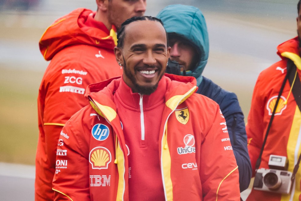 Hamilton sorri após primeiro teste com a Ferrari — Foto: Alessandro Bremec/NurPhoto via Getty Images
