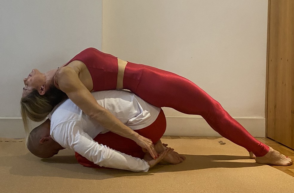 Yoga em casal: 5 posturas fáceis para praticar com seu par