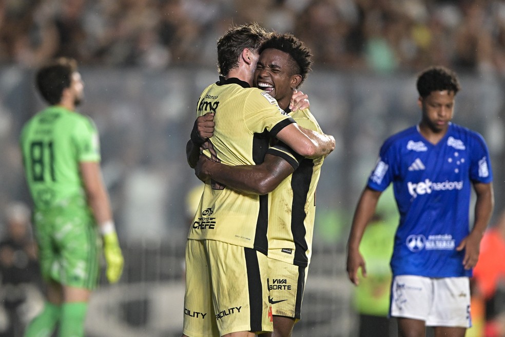 Colidio e Thiago Mendes comemoram vit�ria do Vasco contra o Cruzeiro � Foto: Thiago Ribeiro/AGIF