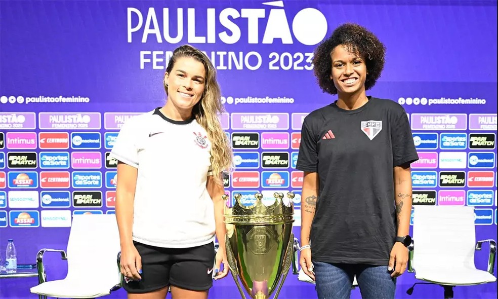 As capitãs de São Paulo e Corinthians com a taça do Paulistão Feminino — Foto: Rodrigo Corsi/Agência Paulistão