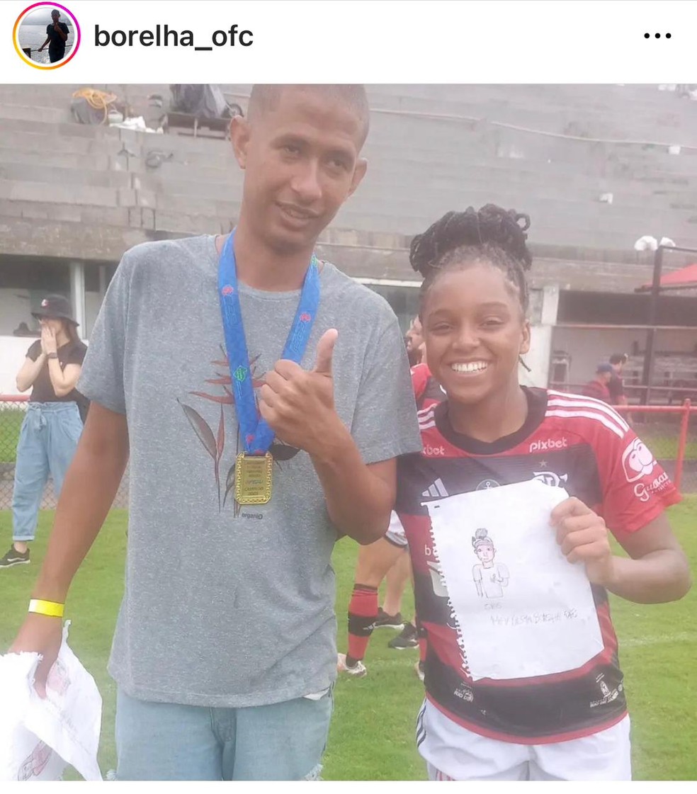 Ângelo entrega desenho a Cris, autora do gol do título do Flamengo — Foto: Reprodução