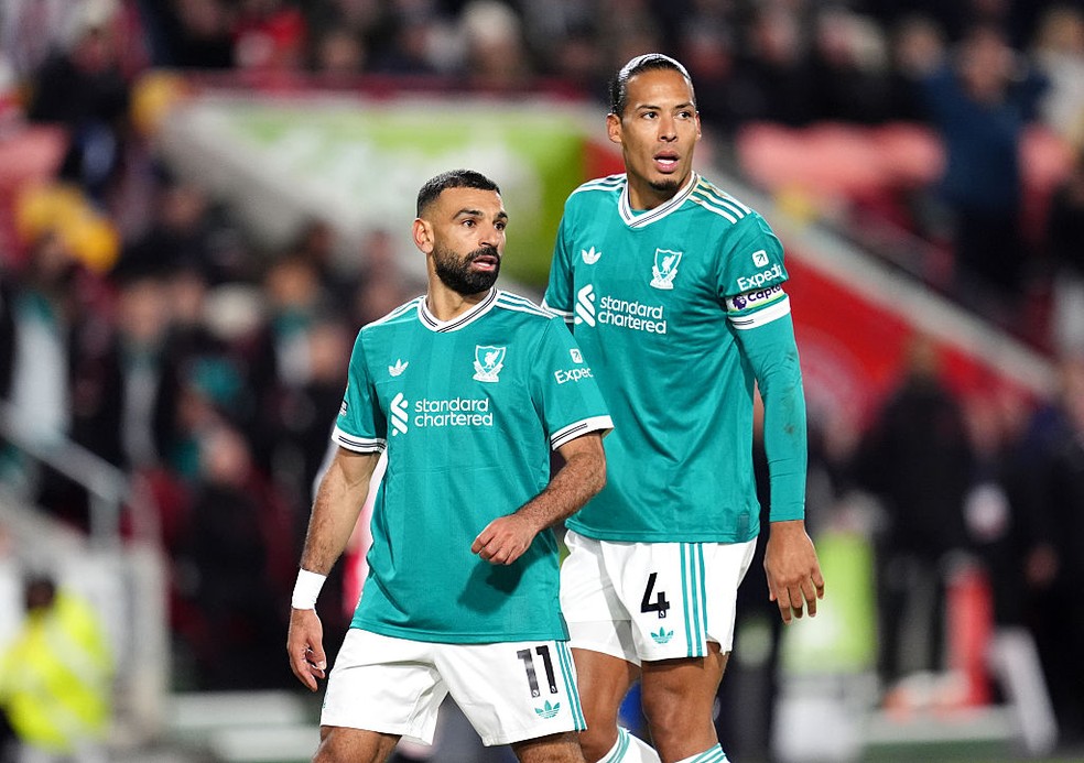 Salah e Van Dijk reagem à derrota do Liverpool para o Brentford