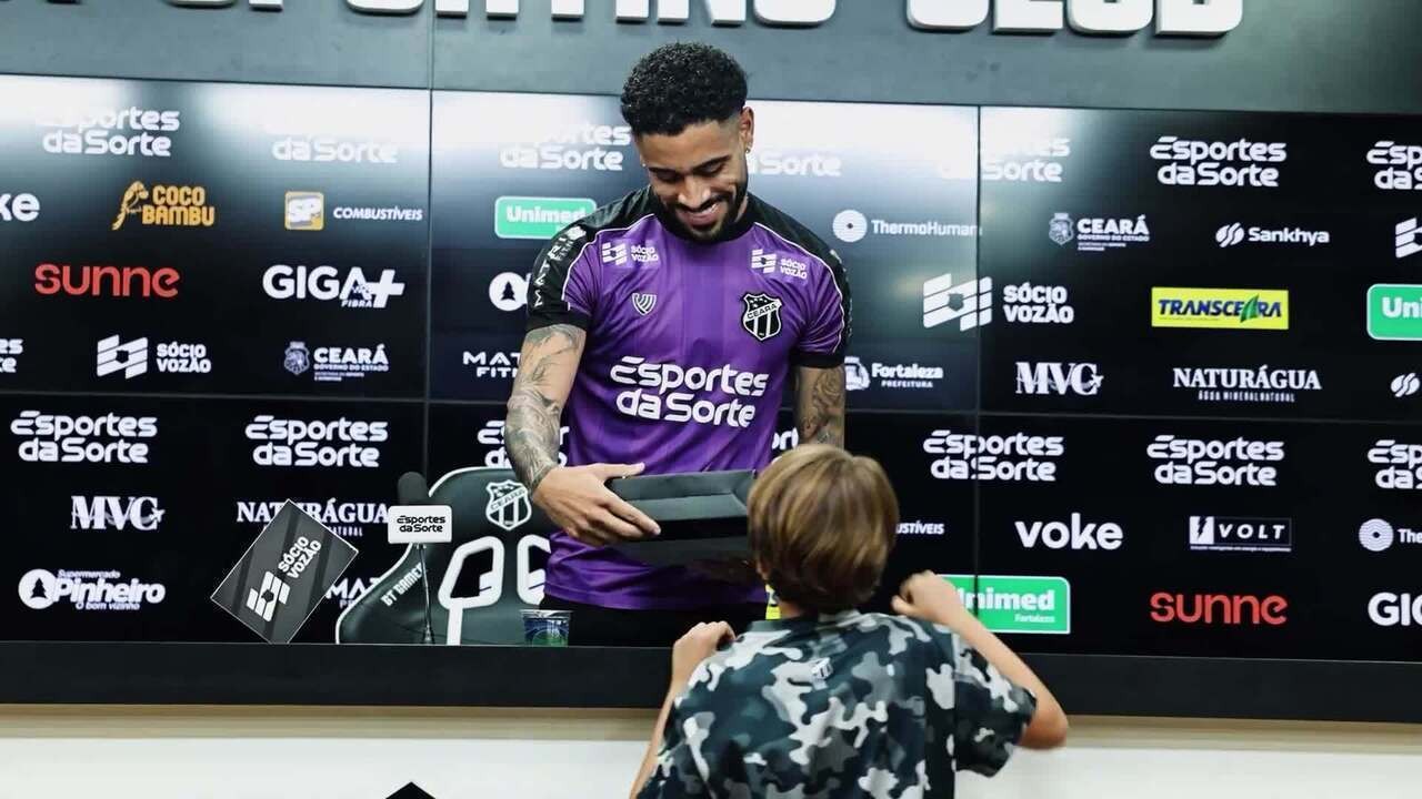 Matheus Bahia ganha surpresa em coletiva diferente no Ceará