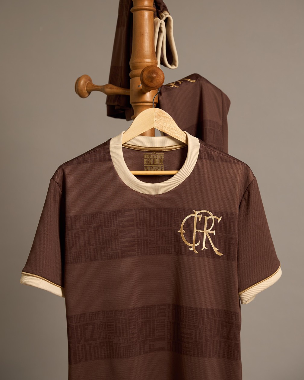 Flamengo lança camisa antirracista no Novembro Negro chamada "Identidade" com a letra de Jorge Aragão — Foto: Divulgação/Flamengo