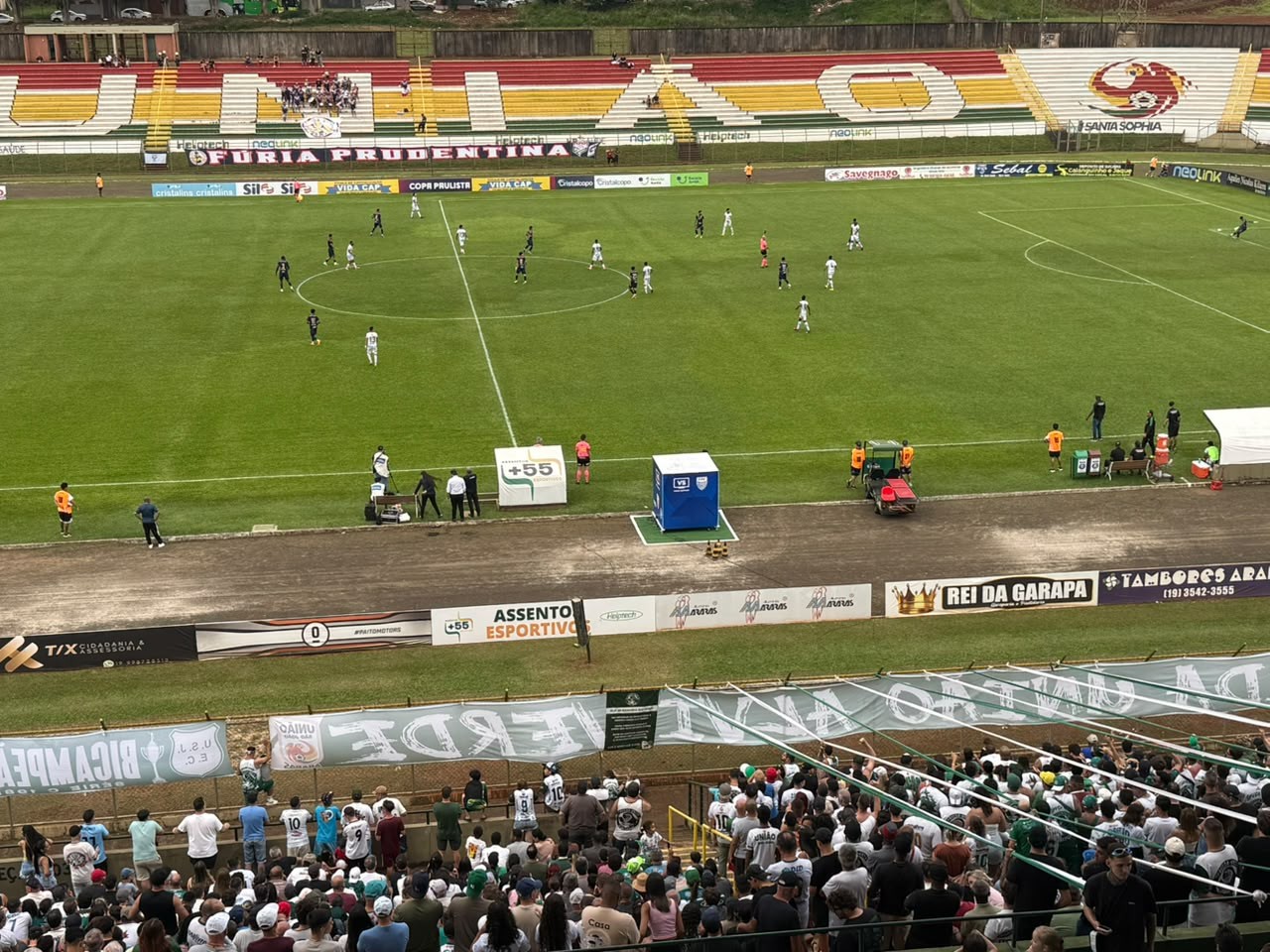 Jogadores do União São João comemorando vitória na semifinal da Copa Paulista.
