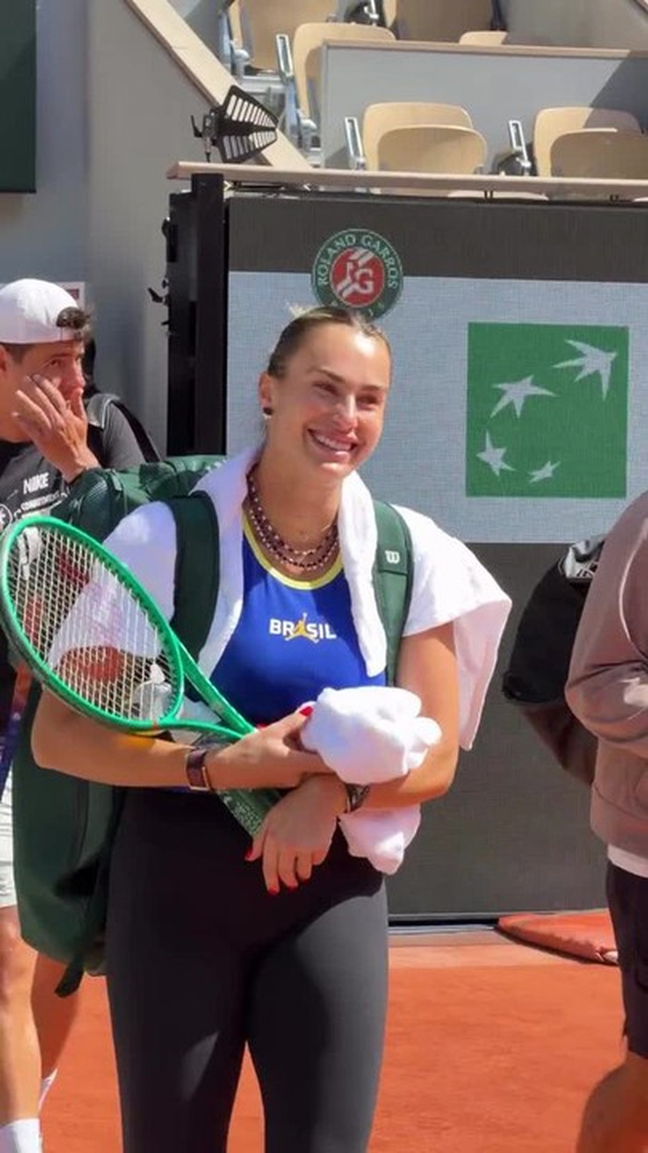 Zebra em Roland Garros: russa vira sobre Sabalenka após susto no terceiro set e avança à semifinal