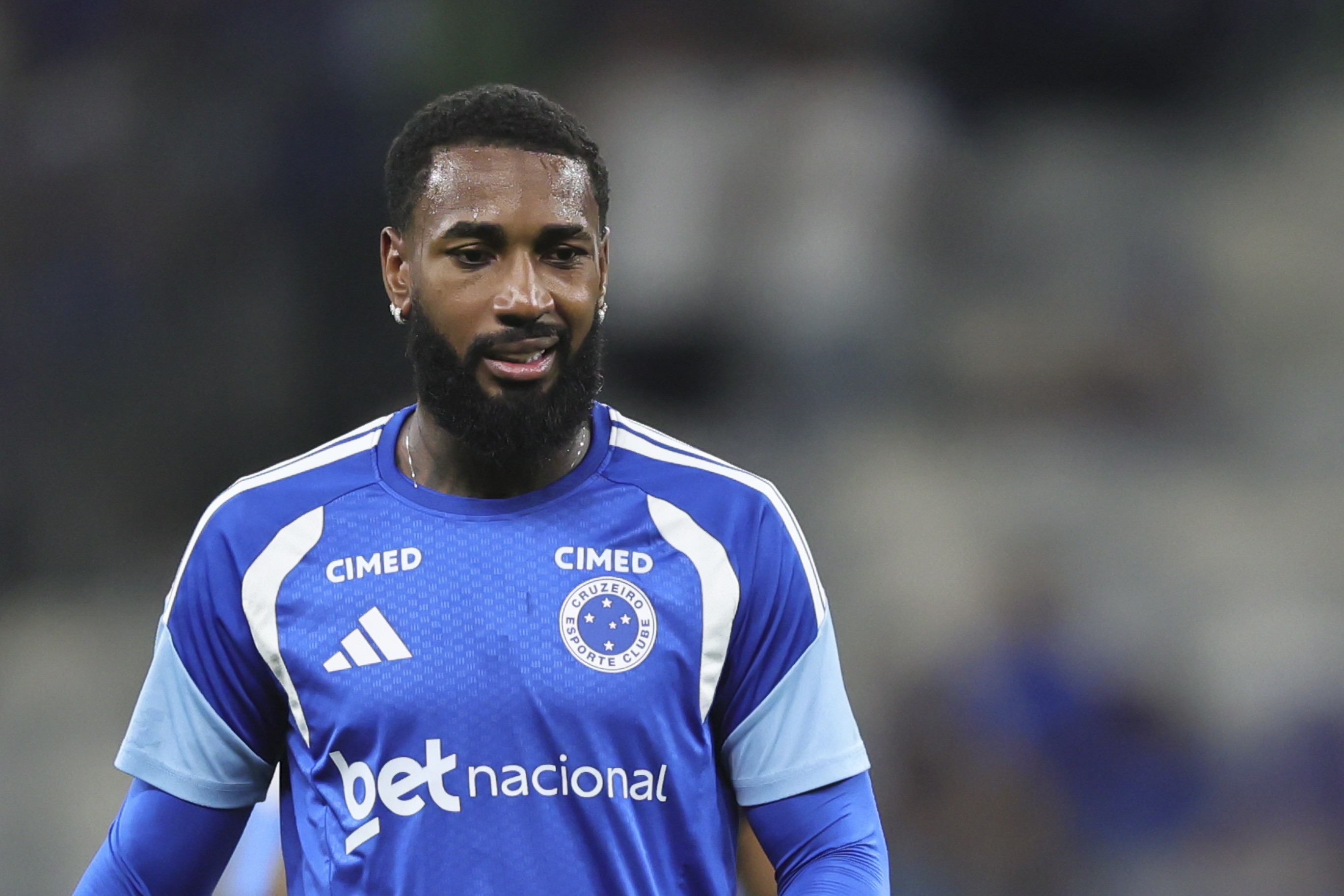 Dúvida na escalação: Gerson é relacionado, mas pode não ser titular no Cruzeiro