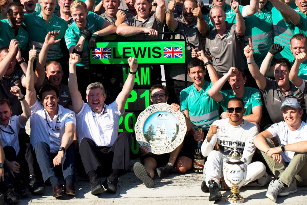 Mercedes comemora primeira vitória de Lewis Hamilton pela equipe, no GP da Hungria de 2013 — Foto: Darren Heath/Getty Images