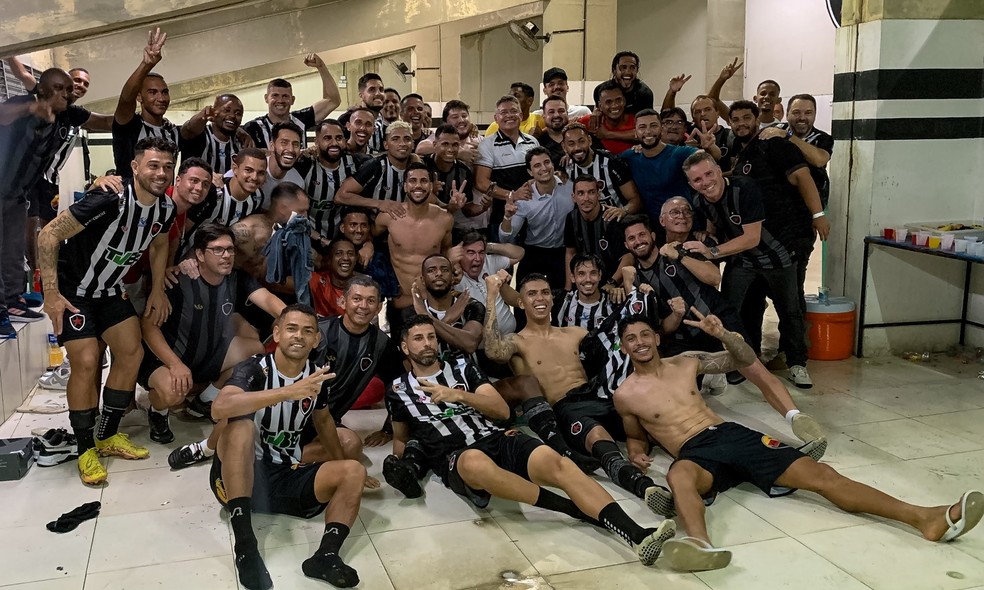 Matheus Cunha foi ao vestiário e posou com o elenco do Botafogo-PB após a vitória diante do Paysandu  — Foto: Cristiano Santos / Botafogo-PB