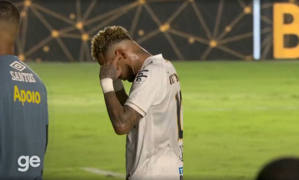 Neymar sai do campo com as mãos nos ouvidos após a derrota do Santos para o Fluminense na Vila Belmiro — Foto: Reprodução/Globo