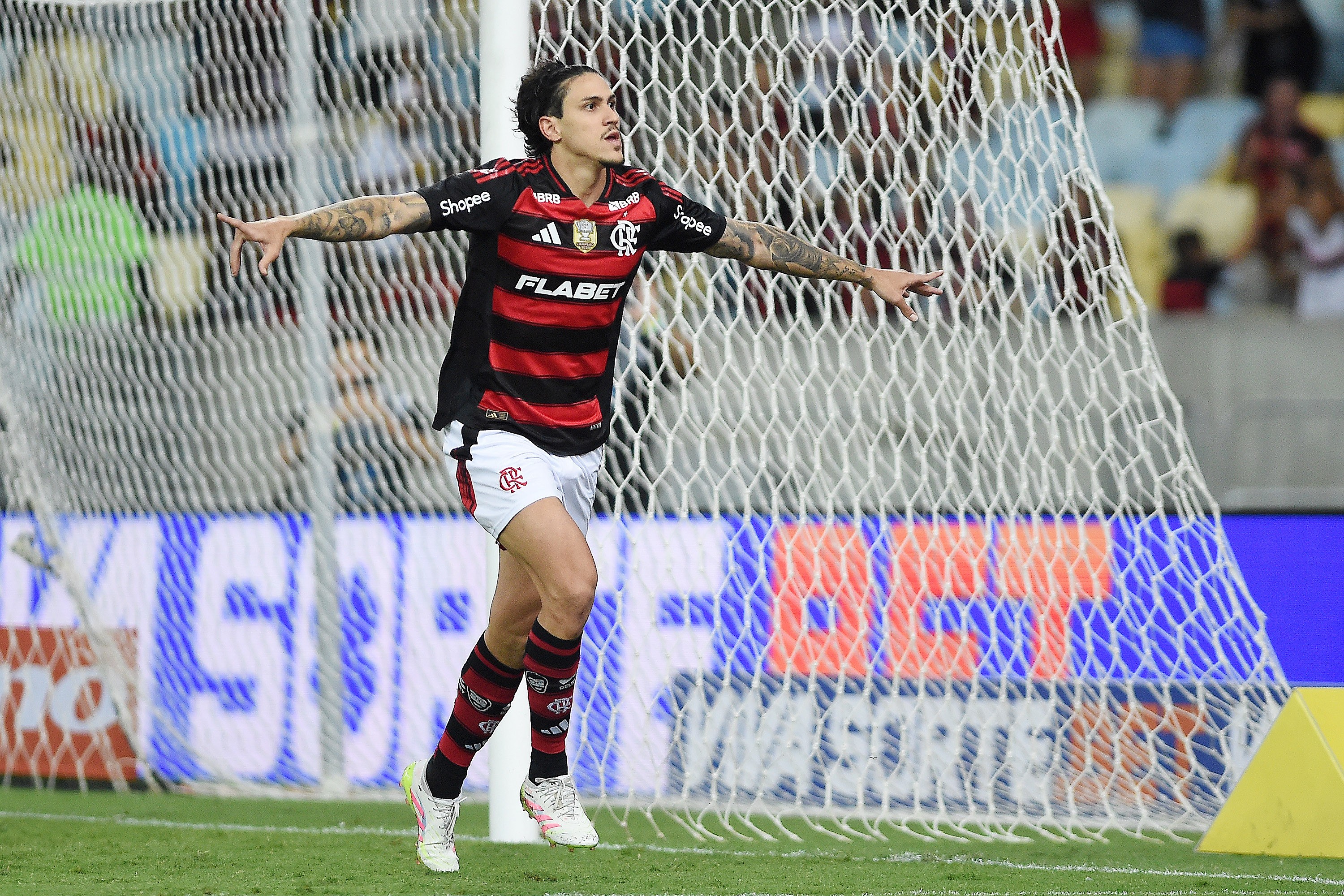 Pedro titular? Debate sobre desempenho do atacante do Flamengo agita comentaristas.