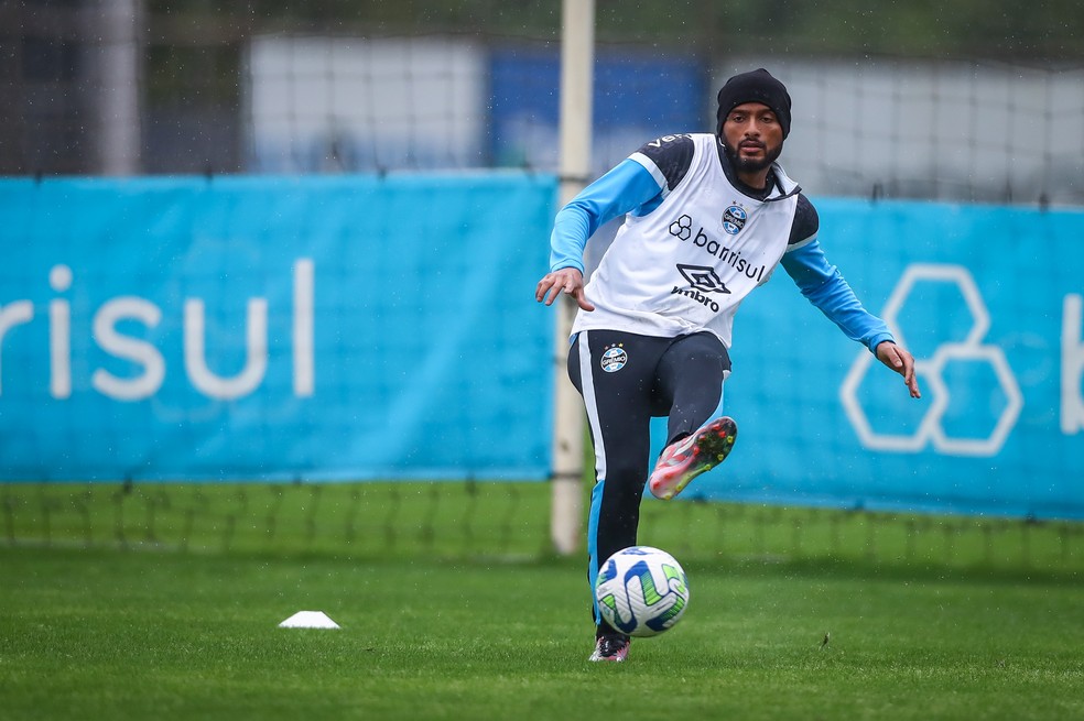 Reinaldo em treino do Grêmio — Foto: Lucas Uebel/Grêmio