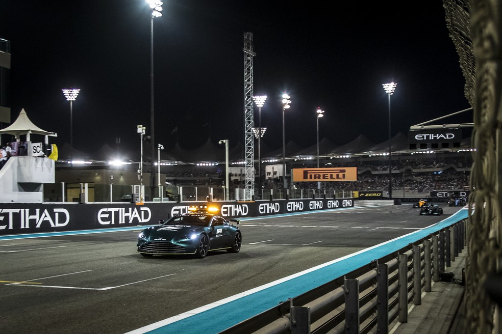 Safety car lidera Lewis Hamilton nas voltas finais do GP de Abu Dhabi de 2021