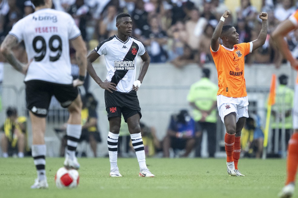 Jogadores do Nova Igua�u comemoram classifica��o em cima do Vasco � Foto: Jorge Rodrigues/AGIF