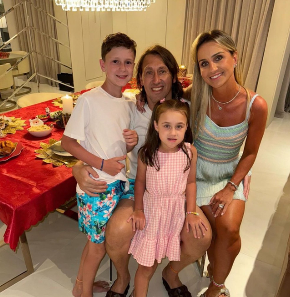 Cássio, a esposa e os dois filhos no Natal — Foto: Instagram/Reprodução