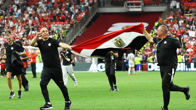 Técnico Hossam Hassan dá volta olímpica com bandeira do Egito após primeira vitória do país em Copas do Mundo