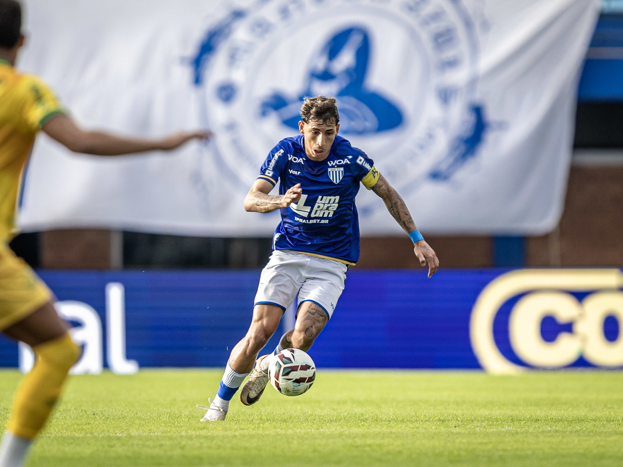 Lateral e volante são desfalques do Avaí para o primeiro jogo da final da Copa Sul-Sudeste