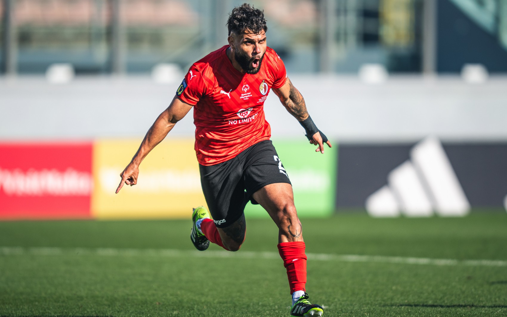 Lateral brasileiro ganha prêmio individual em primeira temporada na Europa