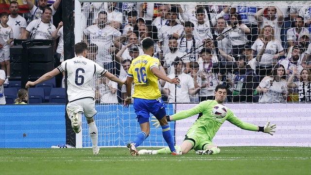 Courtois defende chute de Chris Ramos em Real Madrid x Cádiz pela La Liga