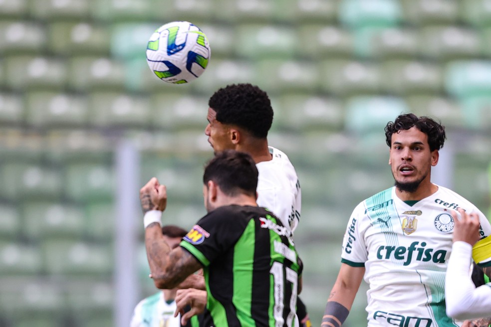 Murilo, do Palmeiras, em disputa pelo alto no jogo contra o Palmeiras — Foto: Gilson Lobo/AGIF