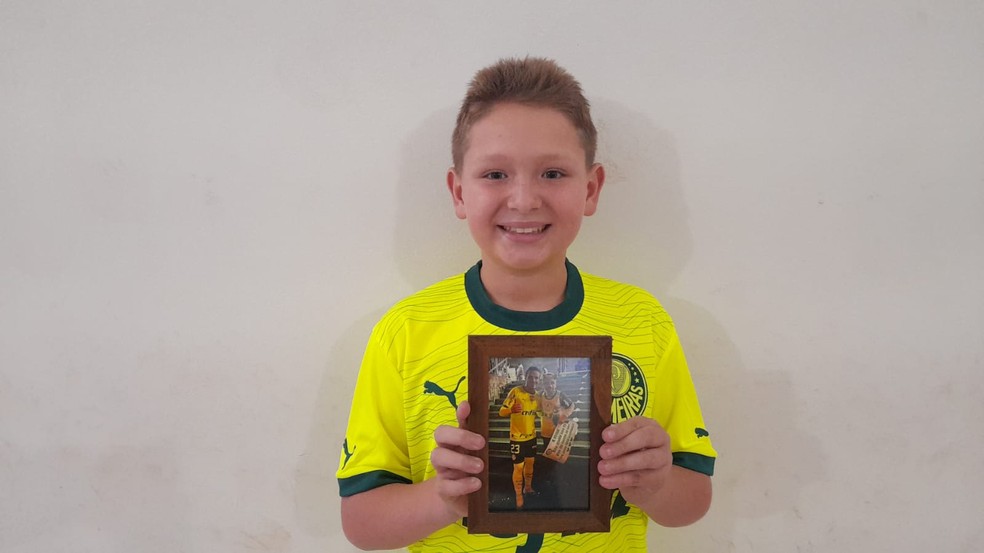 Daniel Cezario segura foto que tirou com Raphael Veiga no Allianz Parque — Foto: Acervo Pessoal