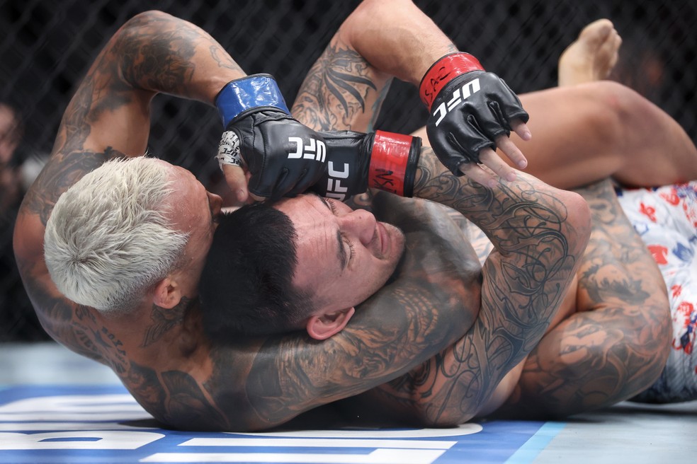 Charles do Bronx tenta finalização contra Max Holloway no UFC 326 — Foto: Sean M. Haffey/Getty Images