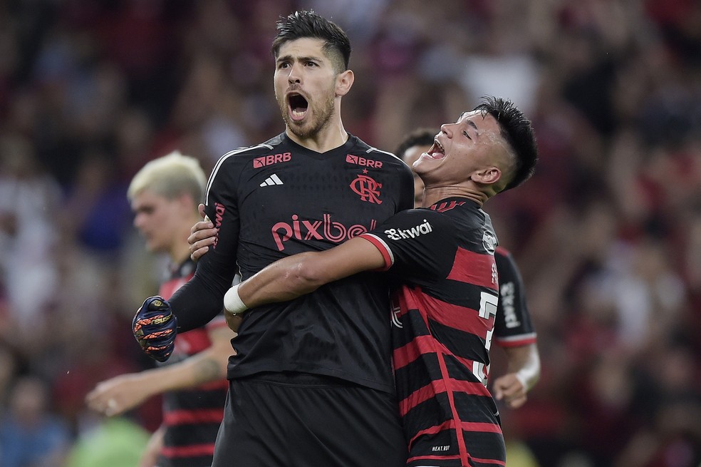 Rossi comemora com Alcaraz após defender pênalti em Flamengo x Fluminense — Foto: Alexandre Loureiro/AGIF