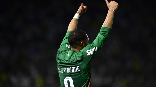 Vitor Roque comemora gol do Palmeiras contra o Capivariano