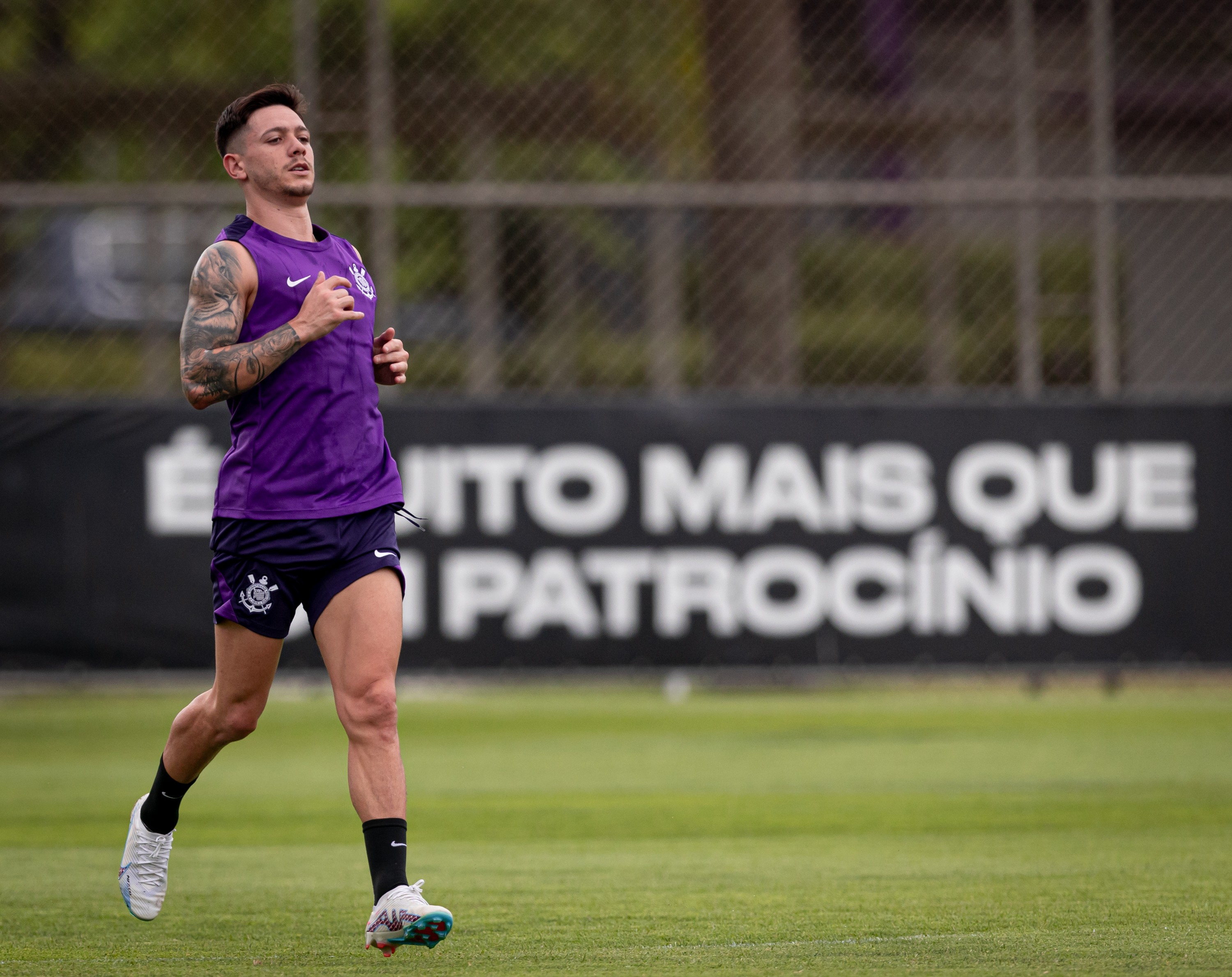 Gramado sintético e precaução: entenda por que Garro desfalca o Corinthians no Dérbi